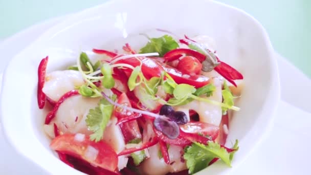 Ensalada Con Mariscos Tomates Hierbas Ensalada Con Camarones Verduras Sirve — Vídeos de Stock