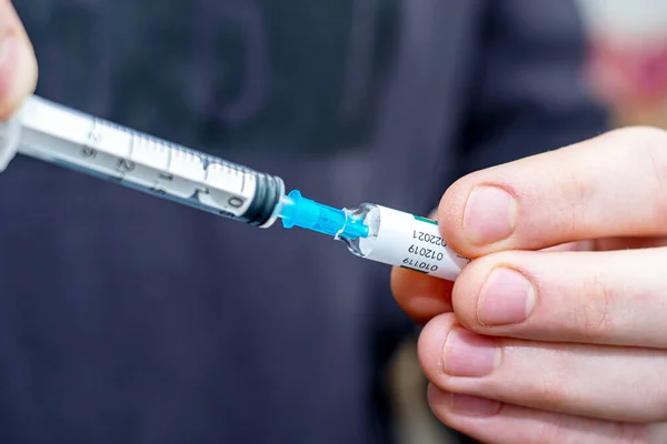 Der Arzt Nimmt Den Impfstoff Mit Einer Spritze Aus Einer — Stockfoto