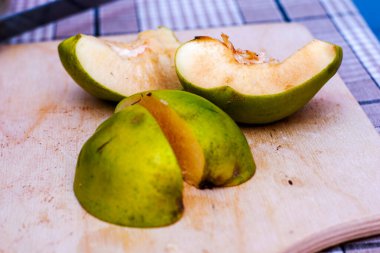 Ayva, tahtadan dört parçaya bölünmüş.