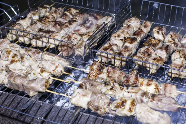 Кусочки мяса, нанизанные на шампуры, жарятся на углях — стоковое фото