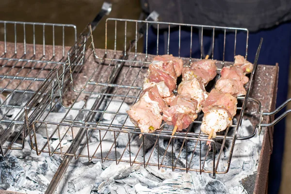 Fleischstücke Spieß Werden Auf Kohlen Gegrillt Hochwertiges Foto — Stockfoto