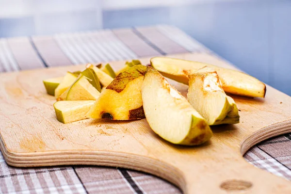 Mela Cotogna Tagliata Fette Fare Marmellata Giace Tagliere Legno Foto — Foto Stock