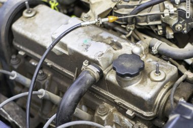 Pis, eski, yağlı araba motoru kapanıyor. Yüksek kalite fotoğraf