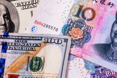 Ekonomik savaşlar dolarları ve Yuan 'ı birbirine yakın bir konsept üzerine yatırır. Yüksek kalite fotoğraf