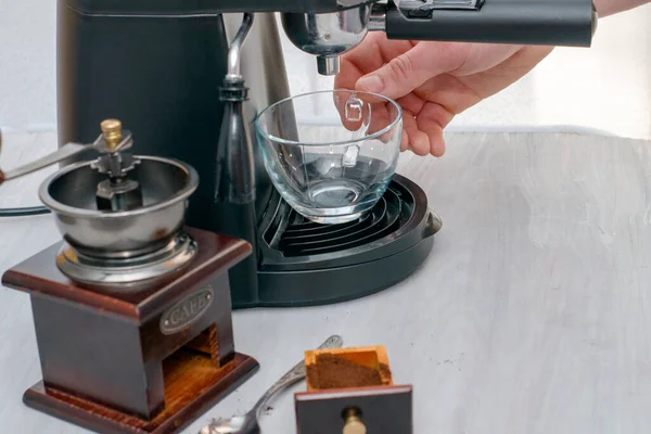 Uma Pessoa Prepara Café Uma Máquina Café Coloca Xícara Café — Fotografia de Stock