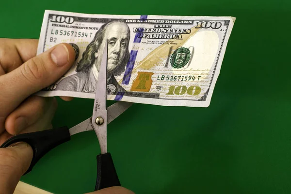 Bir Adam 100 Dolarlık Banknotu Makasla Kesiyor Yüksek Kalite Fotoğraf — Stok fotoğraf