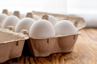 Masanın üstündeki kağıt tepside duran tavuk yumurtaları. Yakın çekim. Yüksek kalite fotoğraf
