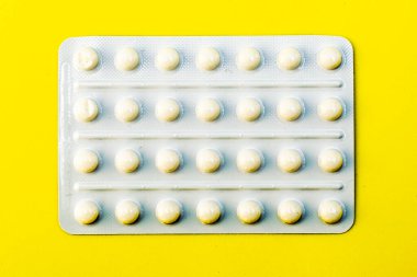 Sarı arka planda tabletleri olan kabarcıklar. Yüksek kalite fotoğraf