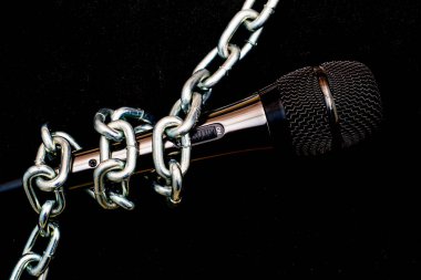 Siyah bir zincire dolanmış mikrofon. Konuşma özgürlüğü kavramı. Yüksek kalite fotoğraf