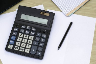 Hesap makinesi dolmakalem defteri ve beyaz kağıt üzerine not defteri. Yüksek kalite fotoğraf