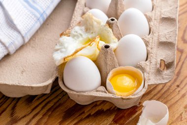 Karton tepside tavuk yumurtası bir yumurta kırılır diğeri de sahanda yumurtanın içinde kızarır. Yüksek kalite fotoğraf