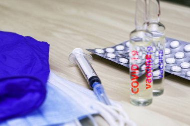 İlaç aşısı konsepti. Şırınga maskesi eldiven ampulleri. Üzerinde 