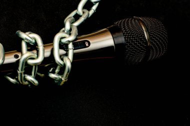 Siyah bir zincire dolanmış mikrofon. Konuşma özgürlüğü kavramı. Yüksek kalite fotoğraf
