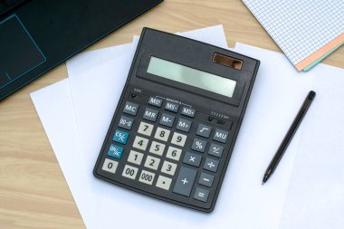 Hesap makinesi dolmakalem defteri ve beyaz kağıt üzerine not defteri. Yüksek kalite fotoğraf