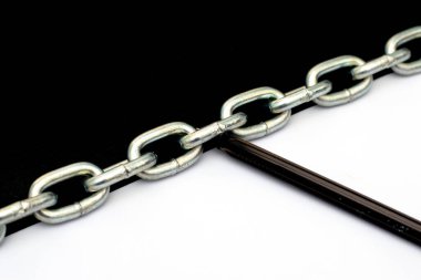 Demir zincir, uçağı beyaz kısımda siyah ve beyaz kısımlara ayırır. Bir dolmakalem bulunur. Konuşma özgürlüğü kavramı. Yüksek kalite fotoğraf