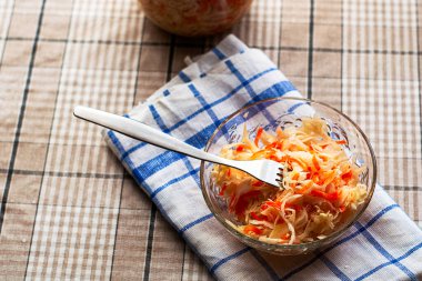 Masadaki peçetenin üzerinde cam bir tabakta lahana içine metal bir çatal sıkışmış. Yüksek kalite fotoğraf
