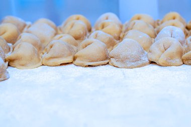 Mutfak masasındaki kıyma tahtasına çiğ hamur köftesi yapıştırdım. Yüksek kalite fotoğraf