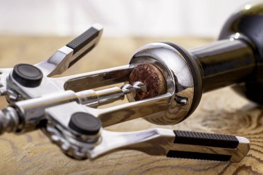 Tıpanın içine tirbuşon sıkıştırılmış bir şişe kırmızı şarap. Yüksek kalite fotoğraf