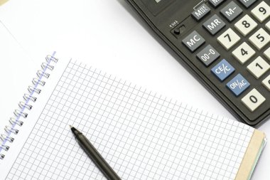 Hesap makinesi ve dolmakalem beyaz bir kağıt üzerinde. Yüksek kalite fotoğraf