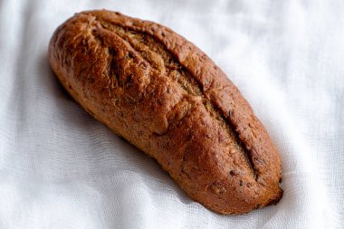 Çavdar ekmeği, beyaz bir peçetenin üzerinde yeni pişmiş. Yüksek kalite fotoğraf