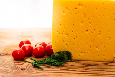 Masadaki kesme tahtasındaki peynirli yeşillikler ve kiraz domatesleri. Yüksek kalite fotoğraf