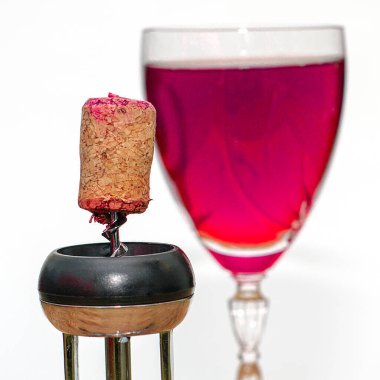 Bir bardak sek kırmızı şarap ve yakın plan tirbuşonda şarap önleyici. Yüksek kalite fotoğraf