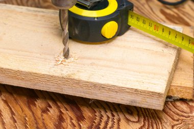 Tahtadaki bant ölçümü ve sondaj kurulu konsept onarım inşaatı. Yüksek kalite fotoğraf