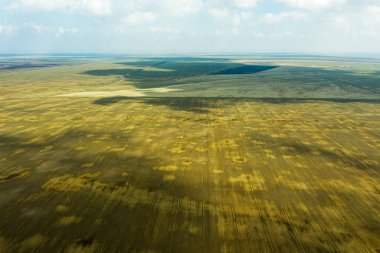 Kırsal arazi kışı arazileri bozulabilir arazi bulutlu gökyüzü ilkbaharın başlarında. Yüksek kalite fotoğraf