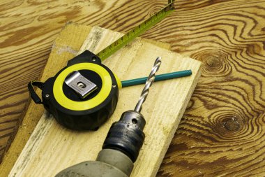 Bant kalem ve elektrikli matkapla inşaat onarım konseptini ölçüyor. Yüksek kalite fotoğraf