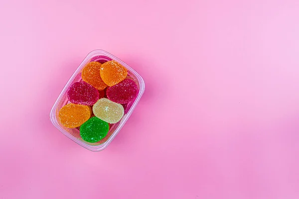 Behälter Mit Bunten Marmelade Bonbons Auf Rosa Hintergrund Hochwertiges Foto — Stockfoto