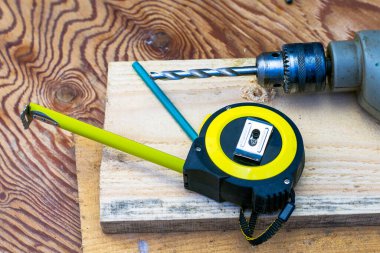 Bant kalem ve elektrikli matkapla inşaat onarım konseptini ölçüyor. Yüksek kalite fotoğraf