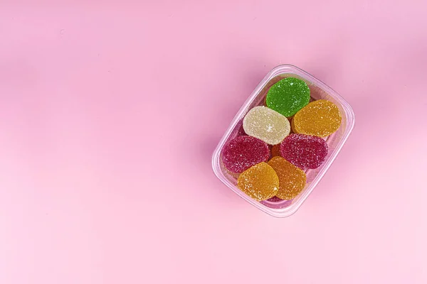 Behälter Mit Bunten Marmelade Bonbons Auf Rosa Hintergrund Hochwertiges Foto — Stockfoto