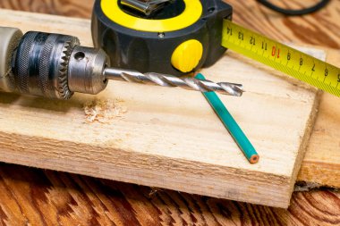 Bant kalem ve elektrikli matkapla inşaat onarım konseptini ölçüyor. Yüksek kalite fotoğraf