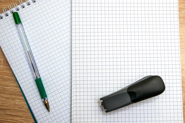 两个开着的笔记本 一支钢笔和钉书机放在桌上 高质量的照片 — 图库照片