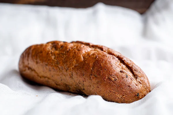 Çavdar ekmeği, beyaz bir peçetenin üzerinde yeni pişmiş. Yüksek kalite fotoğraf