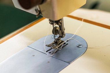 Dikiş makinesi iğne mekiğini ve ipliği kapat. Yüksek kalite fotoğraf