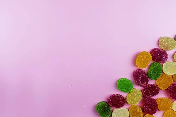 Bunte Marmeladenbonbons Der Unteren Rechten Ecke Auf Dem Rosafarbenen Hintergrund — Stockfoto