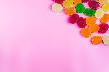 Sağ üst köşede, kartpostalın pembe arka planında renkli reçelli şekerler var. Yüksek kalite fotoğraf
