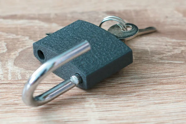 Open Lock Keys Keyhole Wooden Surface High Quality Photo — Stock Photo, Image