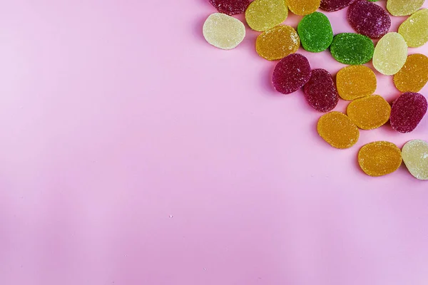 Bunte Marmeladenbonbons Der Oberen Rechten Ecke Auf Dem Rosa Hintergrund — Stockfoto