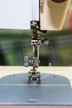 Dikiş makinesi iğne mekiğini ve ipliği kapat. Yüksek kalite fotoğraf