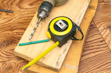 Bant kalem ve elektrikli matkapla inşaat onarım konseptini ölçüyor. Yüksek kalite fotoğraf