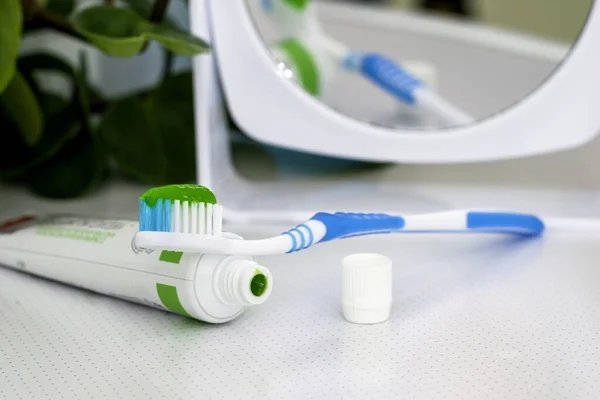 Open Tube Toothpaste Toothbrush Applied Toothpaste Mirror Dressing Table High — Stock Photo, Image