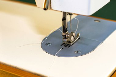 Dikiş makinesi iğne mekiğini ve ipliği kapat. Yüksek kalite fotoğraf