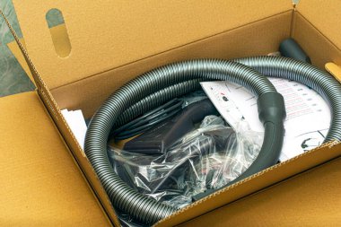 Elektrik süpürgesi aksesuarlarıyla birlikte karton kutuyu aç. Yüksek kalite fotoğraf