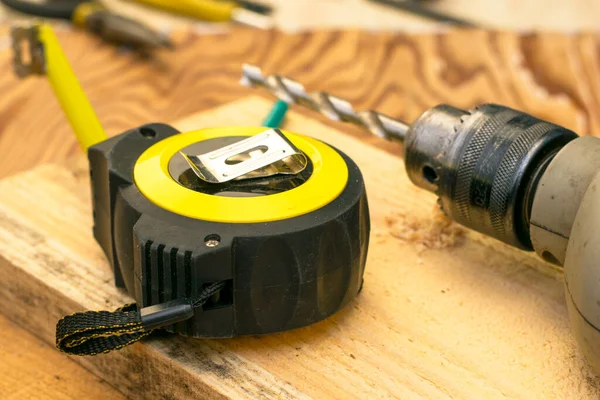 Maßband Bleistift Und Elektrische Bohrmaschine Mit Bohrmaschine Bord Reparaturkonzept Hochwertiges — Stockfoto