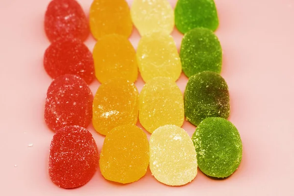 Bunte Marmelade Bonbons Reihen Von Farbe Auf Einem Rosa Hintergrund — Stockfoto