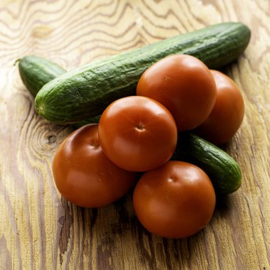 Tahta zeminde iki salatalık ve beş domates. Yüksek kalite fotoğraf