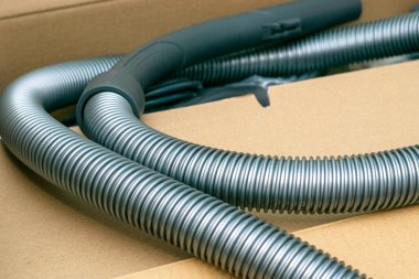 Elektrik süpürgesi aksesuarlarıyla birlikte karton kutuyu aç. Yüksek kalite fotoğraf