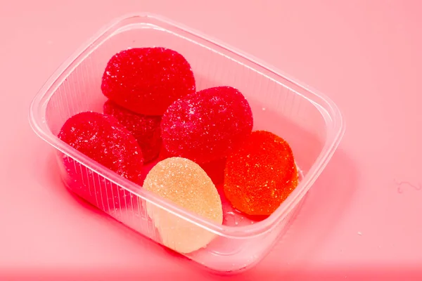 Behälter Mit Bunten Marmelade Bonbons Auf Rosa Hintergrund Hochwertiges Foto — Stockfoto